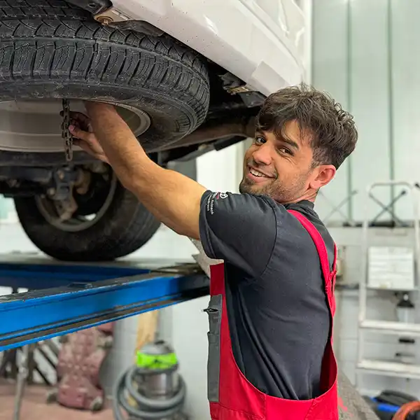 Automobilfachmann bei der Fahrzeugreparatur