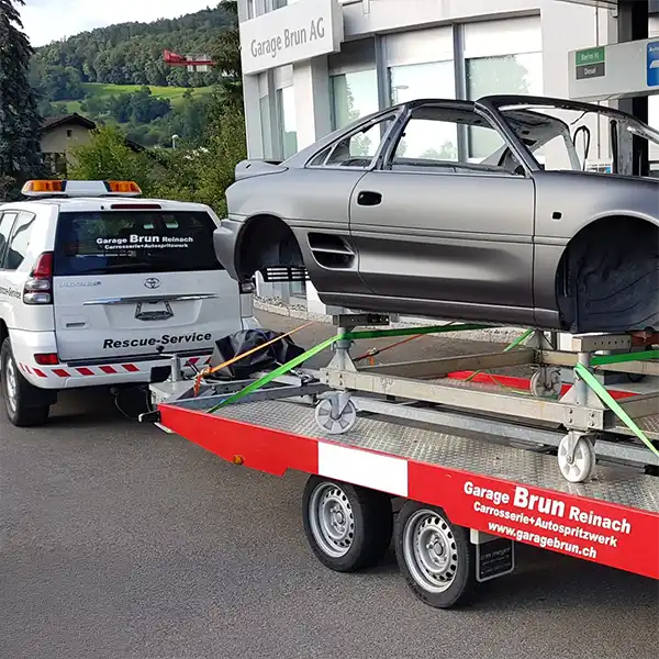 Garage-Brun-Rescue-Service mit Anhänger
